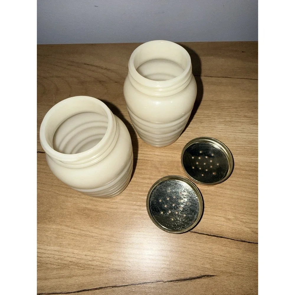 Vintage Fire King Anchor Hocking Custard Glass Salt & Pepper Shakers Tulip Lids‎